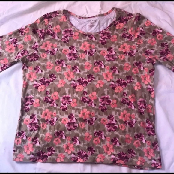 🧸SALE Flower Shirt 🧸 - Picture 6 of 6